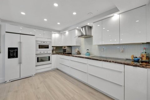 Condominio en venta en Hutchinson Island South, Florida, 3 dormitorios, 246.01 m2 № 2356832 - foto 11