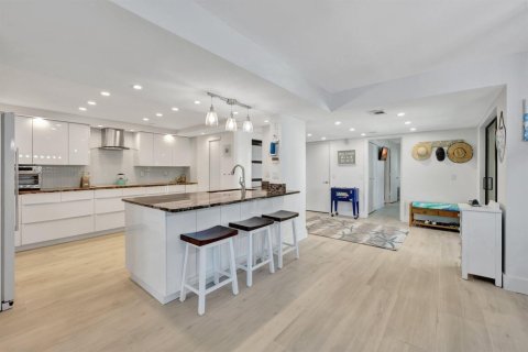 Condominio en venta en Hutchinson Island South, Florida, 3 dormitorios, 246.01 m2 № 2356832 - foto 8