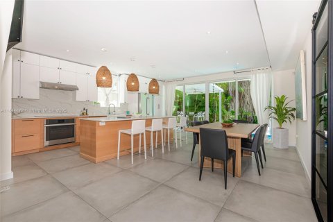 House in Miami, Florida 4 bedrooms, 224.17 sq.m. № 1841058 - photo 14