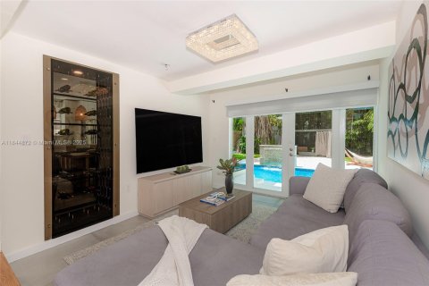 House in Miami, Florida 4 bedrooms, 224.17 sq.m. № 1841058 - photo 21
