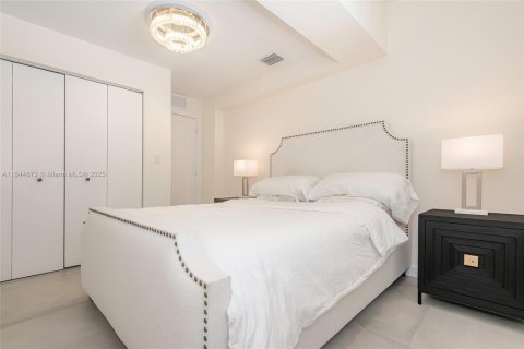 House in Miami, Florida 4 bedrooms, 224.17 sq.m. № 1841058 - photo 24