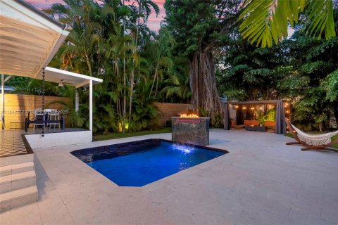 House in Miami, Florida 4 bedrooms, 224.17 sq.m. № 1841058 - photo 1