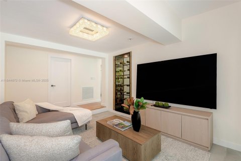 House in Miami, Florida 4 bedrooms, 224.17 sq.m. № 1841058 - photo 22