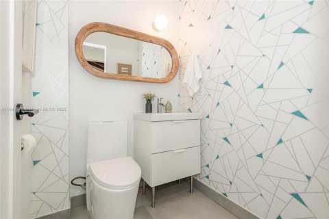 House in Miami, Florida 4 bedrooms, 224.17 sq.m. № 1841058 - photo 9