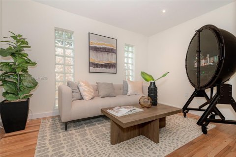 House in Miami, Florida 4 bedrooms, 224.17 sq.m. № 1841058 - photo 7