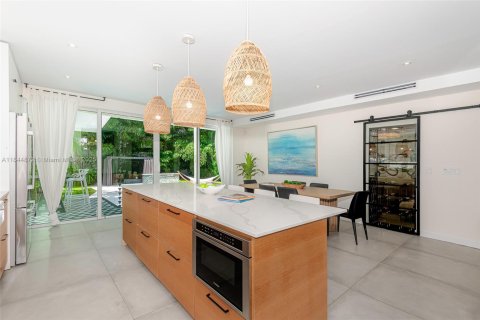 House in Miami, Florida 4 bedrooms, 224.17 sq.m. № 1841058 - photo 15