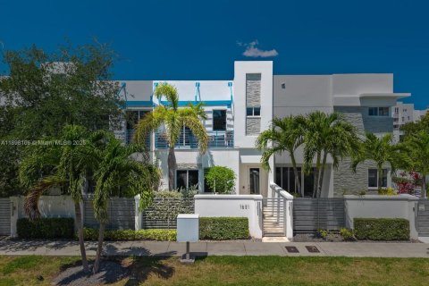 Adosado en venta en Fort Lauderdale, Florida, 3 dormitorios, 177.72 m2 № 1950919 - foto 2
