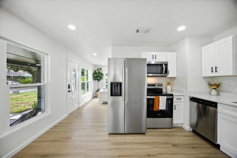 House in Tampa, Florida 3 bedrooms, 143.07 sq.m. № 1888535 - photo 13
