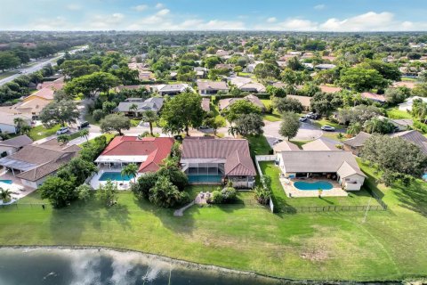 House in Coral Springs, Florida 4 bedrooms, 264.77 sq.m. № 1116896 - photo 1