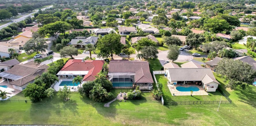 House in Coral Springs, Florida 4 bedrooms, 264.77 sq.m. № 1116896