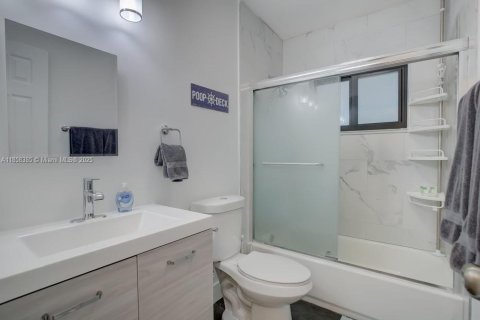 Снять в аренду виллу или дом в Форт-Лодердейл, Флорида 2 спальни, 180.69м2, № 1882637 - фото 26