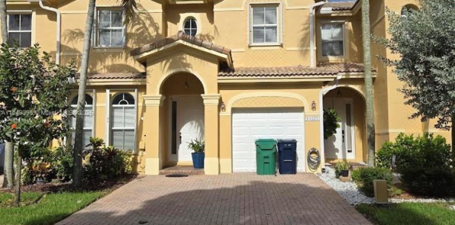 Townhouse in Miami, Florida 4 bedrooms, 195.28 sq.m. № 1855323
