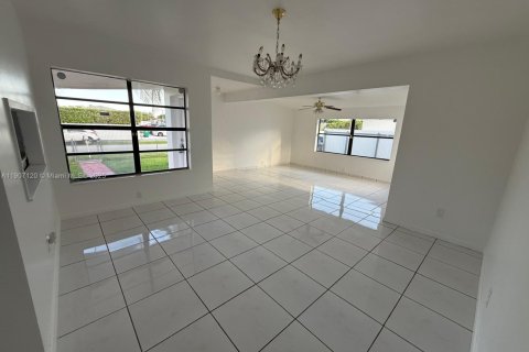 Villa ou maison à vendre à Miami, Floride: 3 chambres, 141.86 m2 № 1963815 - photo 6