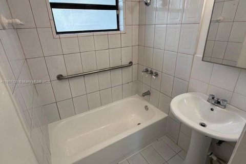 Villa ou maison à vendre à Miami, Floride: 3 chambres, 141.86 m2 № 1963815 - photo 13