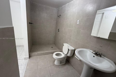 Villa ou maison à vendre à Miami, Floride: 3 chambres, 141.86 m2 № 1963815 - photo 17