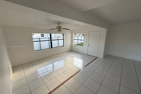 Villa ou maison à vendre à Miami, Floride: 3 chambres, 141.86 m2 № 1963815 - photo 4