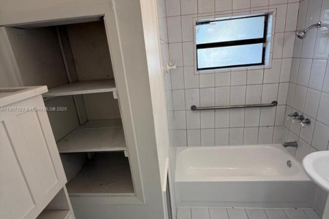 Villa ou maison à vendre à Miami, Floride: 3 chambres, 141.86 m2 № 1963815 - photo 15