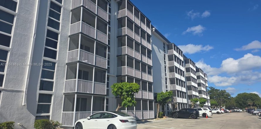 Кондоминиум с 1 спальней в Норт-Майами-Бич, Флорида № 2054397