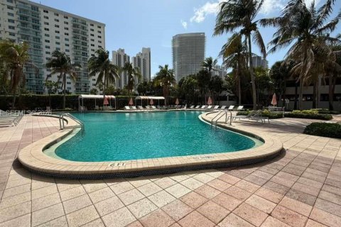Купить кондоминиум в Санни-Айлс-Бич, Флорида 1 спальня, 93.37м2, № 2048546 - фото 25