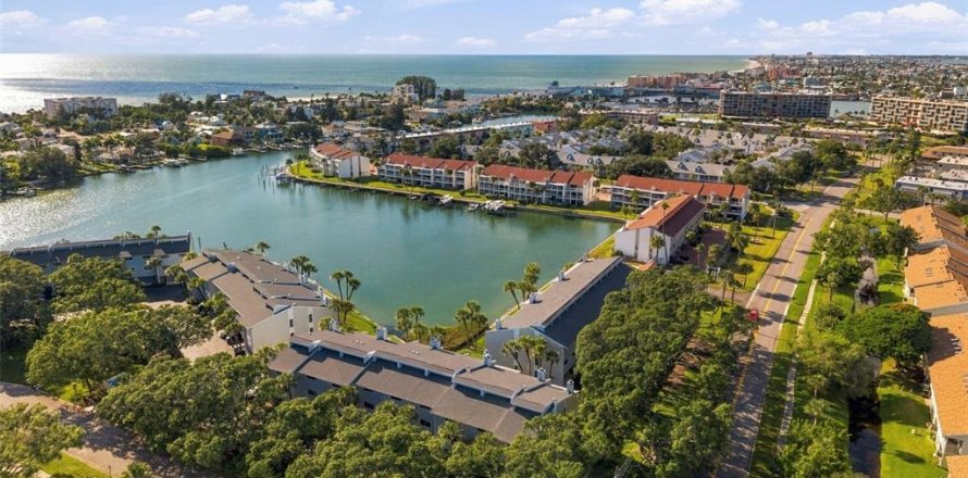 Touwnhouse à Treasure Island, Floride 2 chambres, 134.71 m2 № 2418970