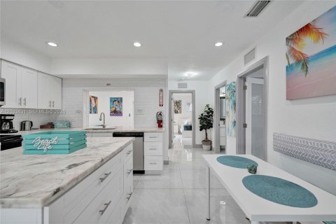 Casa en alquiler en Dania Beach, Florida, 5 dormitorios, 185.8 m2 № 2078067 - foto 15