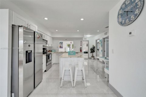 Casa en alquiler en Dania Beach, Florida, 5 dormitorios, 185.8 m2 № 2078067 - foto 10