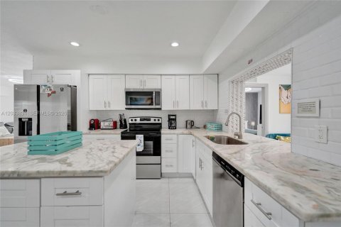 Casa en alquiler en Dania Beach, Florida, 5 dormitorios, 185.8 m2 № 2078067 - foto 13