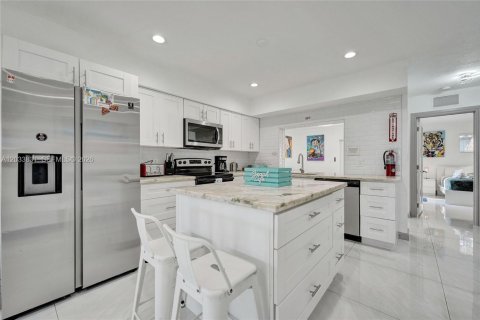 Casa en alquiler en Dania Beach, Florida, 5 dormitorios, 185.8 m2 № 2078067 - foto 11