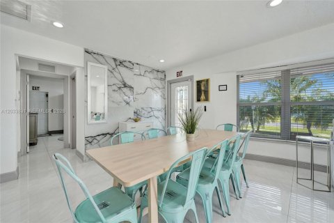 Casa en alquiler en Dania Beach, Florida, 5 dormitorios, 185.8 m2 № 2078067 - foto 4