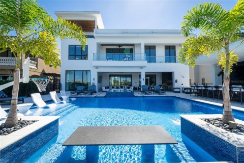 Casa en venta en Four Corners, Florida, 10 dormitorios, 1065.68 m2 № 2387699 - foto 9