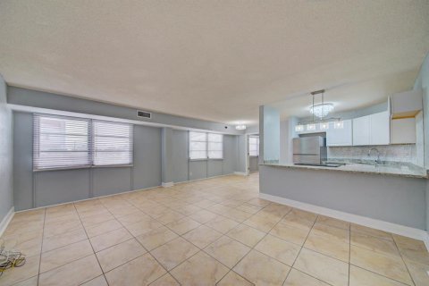 Купить кондоминиум в Сент-Питерсберг, Флорида 4 комнаты, 88.91м2, № 2149119 - фото 25