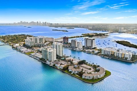 Condo in North Bay Village, Florida, 3 bedrooms  № 1074622 - photo 1