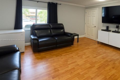 Casa en venta en Hialeah, Florida, 4 dormitorios, 128.02 m2 № 1941104 - foto 5