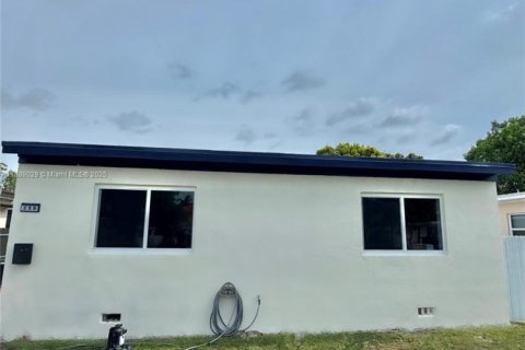Casa en venta en Hialeah, Florida, 4 dormitorios, 128.02 m2 № 1941104 - foto 1