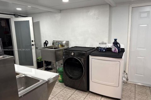 Casa en venta en Hialeah, Florida, 4 dormitorios, 128.02 m2 № 1941104 - foto 10