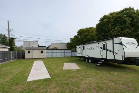 Casa en venta en Hialeah, Florida, 4 dormitorios, 128.02 m2 № 1941104 - foto 2