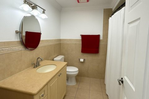 Casa en venta en Hialeah, Florida, 4 dormitorios, 128.02 m2 № 1941104 - foto 4