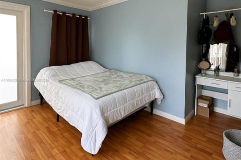 Casa en venta en Hialeah, Florida, 4 dormitorios, 128.02 m2 № 1941104 - foto 3