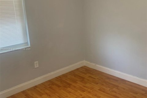 Casa en venta en Hialeah, Florida, 4 dormitorios, 128.02 m2 № 1941104 - foto 9