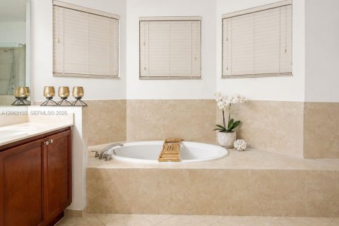 House in Homestead, Florida 4 bedrooms, 271.74 sq.m. № 2278989 - photo 7