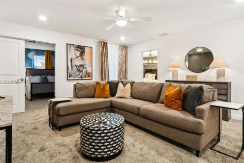 Casa en venta en Kissimmee, Florida, 8 dormitorios, 398.46 m2 № 2054267 - foto 3
