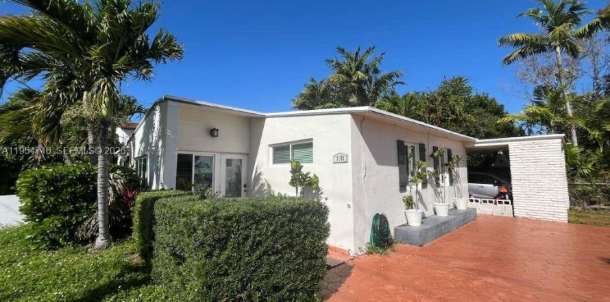 House in Miami, Florida 3 bedrooms, 108.05 sq.m. № 2010968