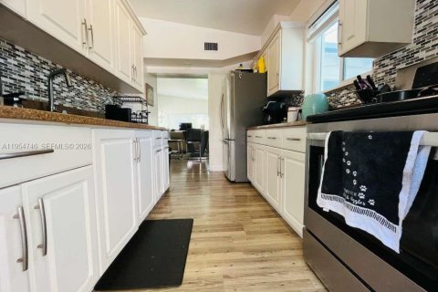 House in Miami, Florida 3 bedrooms, 108.05 sq.m. № 2010968 - photo 6