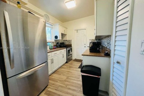 House in Miami, Florida 3 bedrooms, 108.05 sq.m. № 2010968 - photo 7