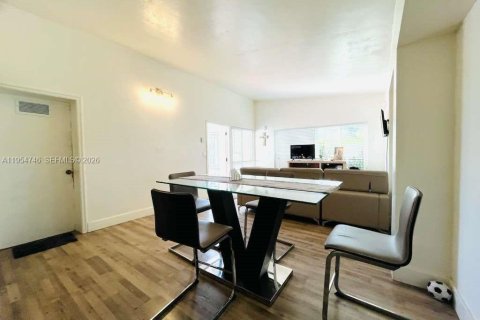 House in Miami, Florida 3 bedrooms, 108.05 sq.m. № 2010968 - photo 3