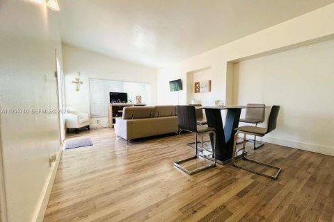 House in Miami, Florida 3 bedrooms, 108.05 sq.m. № 2010968 - photo 4