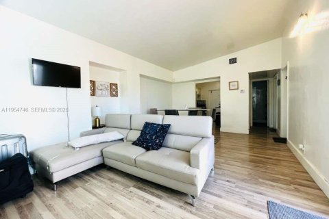 House in Miami, Florida 3 bedrooms, 108.05 sq.m. № 2010968 - photo 2