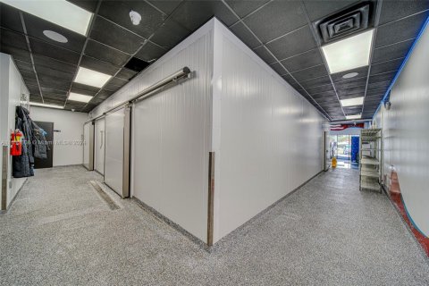 Propiedad comercial en venta en Miami, Florida № 1942984 - foto 16