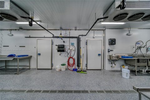 Propiedad comercial en venta en Miami, Florida № 1942984 - foto 10