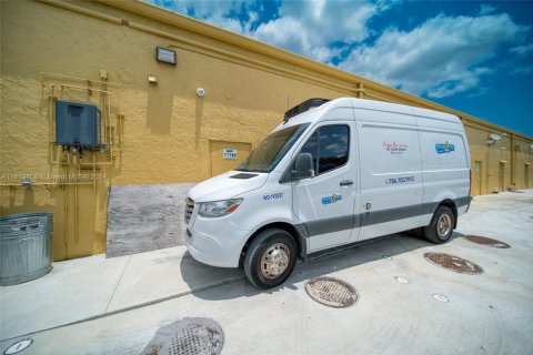 Propiedad comercial en venta en Miami, Florida № 1942984 - foto 30